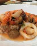 Zuppa di Calamari e Gamberoni con Pomodorini e Olive Verde su Crostone di Pane