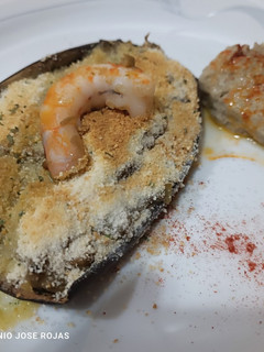 Una foto de Berenjena rellena de langostinos