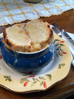 A picture of French Onion & Beef Soup.