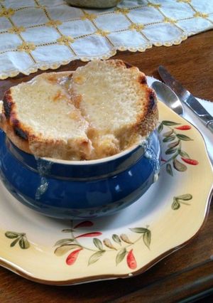 A picture of French Onion & Beef Soup.