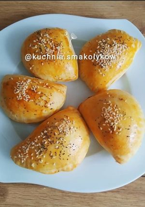 Zdjęcie przepisu Drożdżowe mini calzone z mięsem mielonym i pieczarkami.