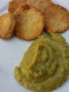 Una foto de Milanesas de berenjena con puré de arvejas. Re Fácil