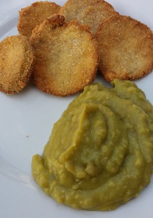 Una foto de Milanesas de berenjena con puré de arvejas. Re Fácil