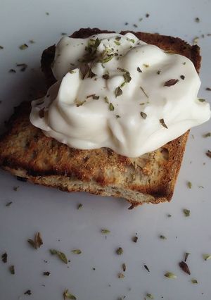 Una foto de Pan integral sabor ajo y orégano