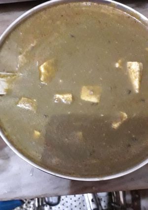 A picture of पालक पनीर.