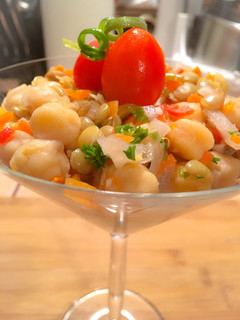 Una foto de Ceviche de garbanzos y lentejas