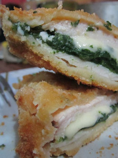 Una foto de Milanesas de pollo rellenas de espinaca y queso