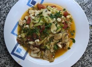 Una foto de Zucchini pasta con salsa de pollo y vegetales fit. 300 calorías