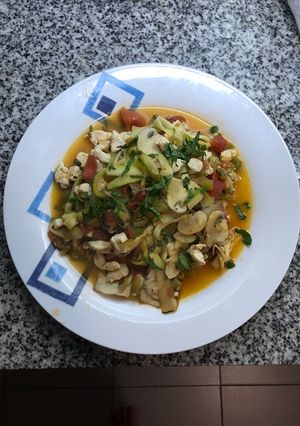 Una foto de Zucchini pasta con salsa de pollo y vegetales fit. 300 calorías