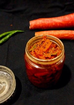ગાજર મરચા નુ અથાણુ (Gajar Marcha Athanu Recipe In Gujarati) રેસીપી મુખ્ય ફોટો