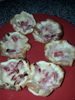Una foto de Canarias de hojaldre, huevo, queso y jamón