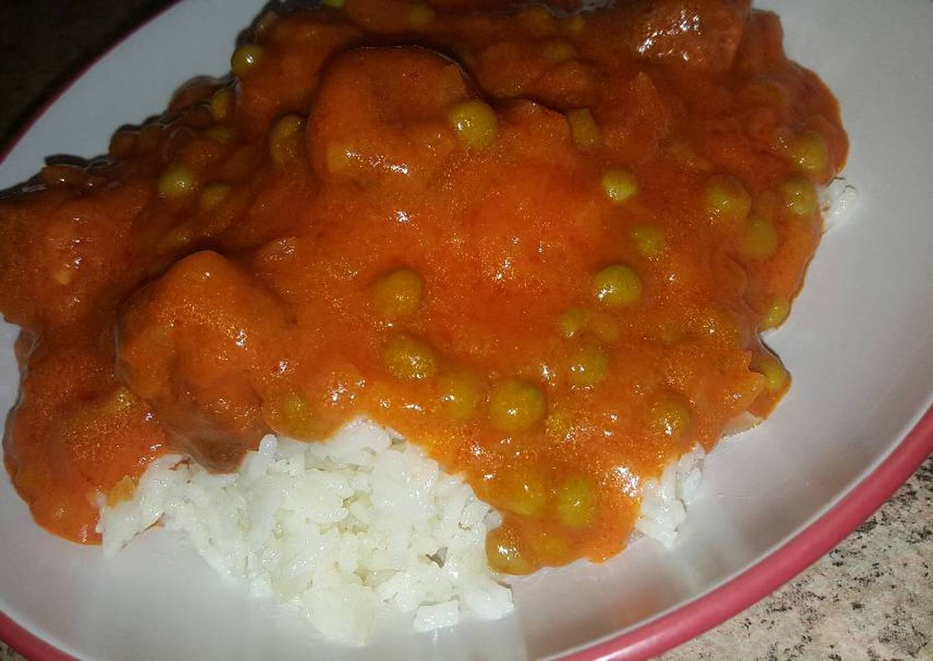 Arroz encebollado con albóndigas en salsa de tomate