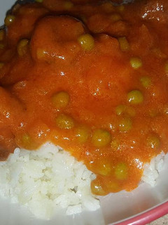 Una foto de Arroz encebollado con albóndigas en salsa de tomate