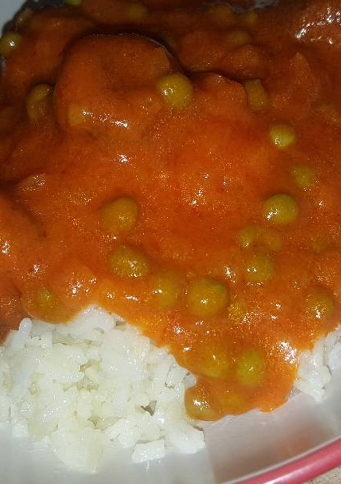 Una foto de Arroz encebollado con albóndigas en salsa de tomate