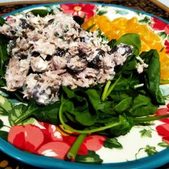 A picture of Tuna & olive spinach salad.
