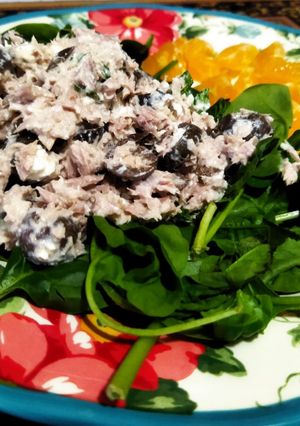 A picture of Tuna & olive spinach salad.