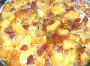 Una foto de Tortilla de papa con salamin 😋