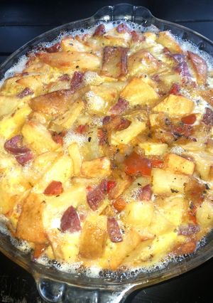 Una foto de Tortilla de papa con salamin 😋
