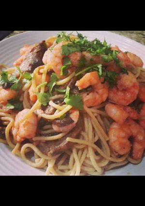 Una foto de Spaghetti con camarones 🦐#Tescoma