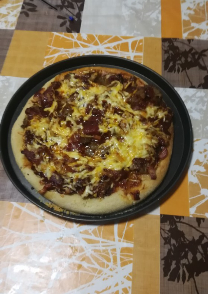 Una foto de Pizza kebab casero de pollo ternera y cerdo