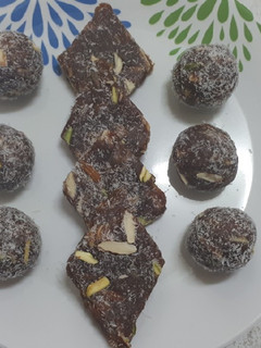 ખજૂર પાક (Khajoor Paak Recipe In Gujarati) રેસીપી મુખ્ય ફોટો