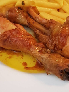 Una foto de Muslos de pollo fritos con vino y limón