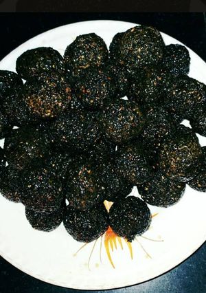 काले तिल के लड्डू (kale til ke ladoo recipe in Hindi) रेसिपी मुख्य फोटो