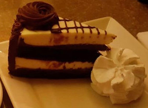 Una foto de Torta de chocolate y cheesecake facilísima y rápida que te salva para impresionar