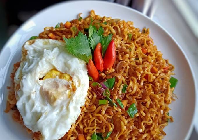 Mie goreng telur asin yummi😋