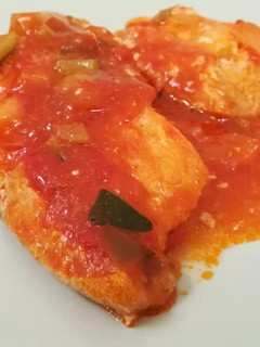 Una foto de Bacalao con salsa tomate