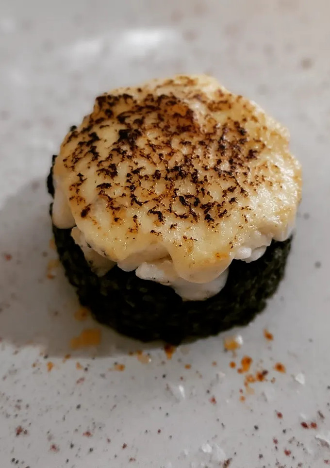 Una foto de Arroz negro con bacalao gratinado