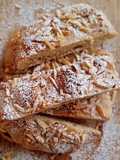 Coca de panadero de chicharrones, anís y almendras