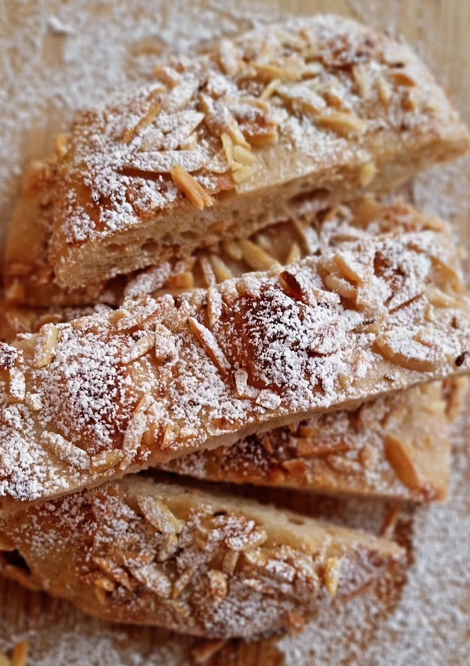 Una foto de Coca de panadero de chicharrones, anís y almendras