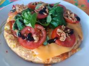 Una foto de ensalada y tortilla de cebollas