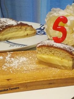 Una foto de Pastel mágico de arroz con leche y canela