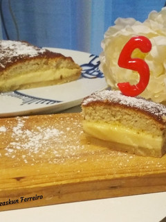 Una foto de Pastel mágico de arroz con leche y canela