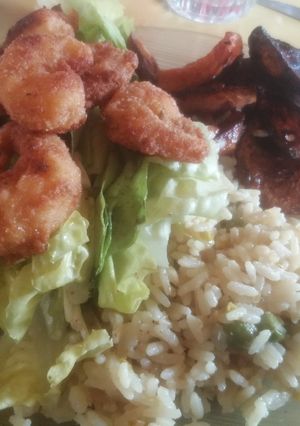 Una foto de Camarones con arroz y verduras