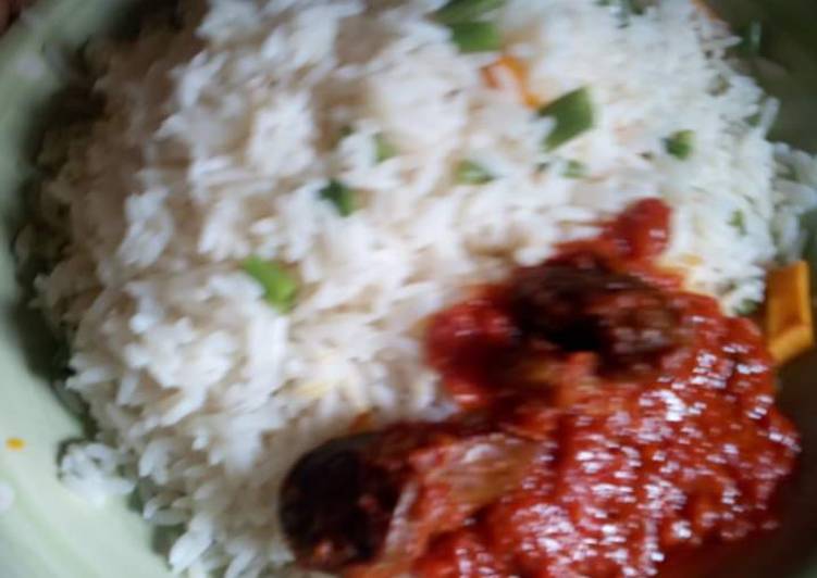 White rice and green peas with stew