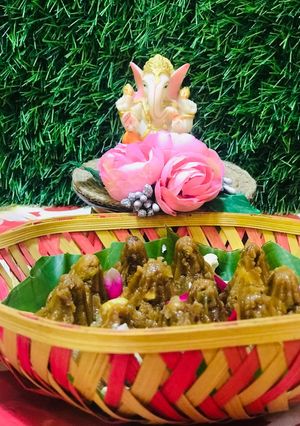 गुलकंद ड्राय फ्रूट मोदक (gulkand dry fruit modak recipe in marathi) रेसिपी चे मुख्य फोटो