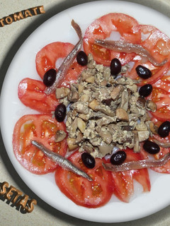 Una foto de Carpaccio de tomate con revuelto de setas