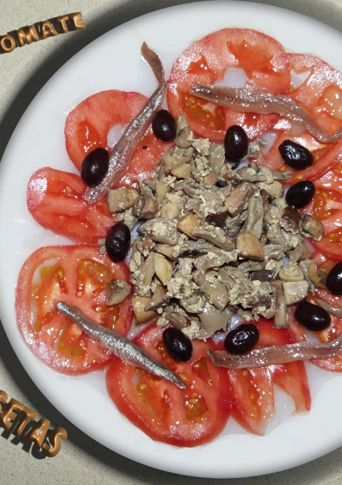 Una foto de Carpaccio de tomate con revuelto de setas