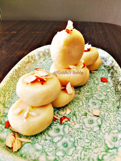 મલાઈ પેંડા (Malai Peda Recipe In Gujarati) રેસીપી મુખ્ય ફોટો