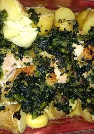 Una foto de Pollo con salsa de espinacas y papas
