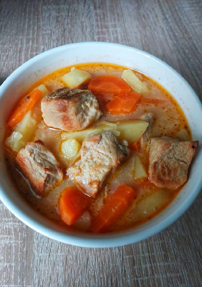Тушкована картопля з м'ясом