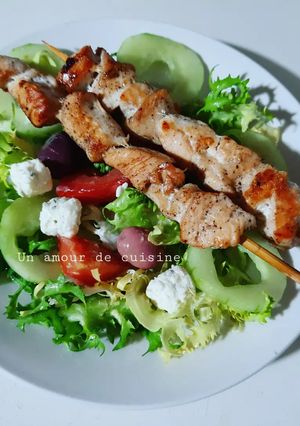 Une photo de Brochettes de poulet et salade composée au fromage 🥗🍴