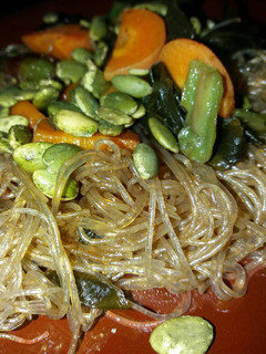 Una foto de Fideos de arroz con algas