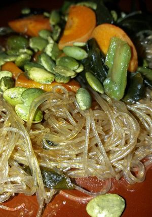 Una foto de Fideos de arroz con algas