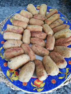 Una foto de Croquetas de cebolla caramelizada y champiñones al curry