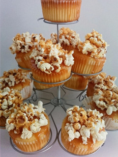Popcorn-os karamellás cupcake recept fotója