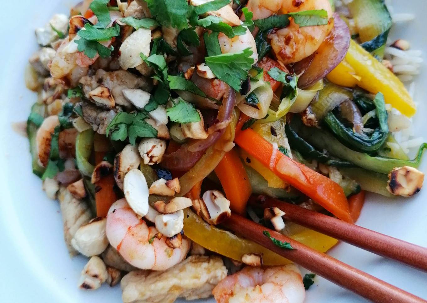 Pork with almonds, shrimp and large vegetables